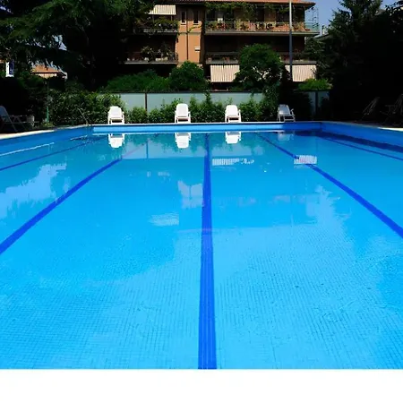 Bright With A View, Pool And Parking Apartment