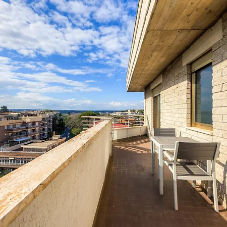 Bright With A View, Pool And Parking Daire