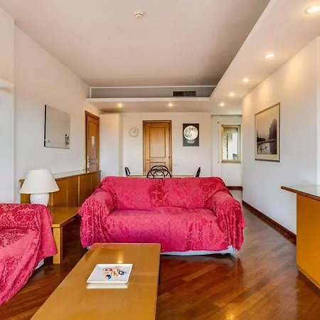 Daire Bright With A View, Pool And Parking