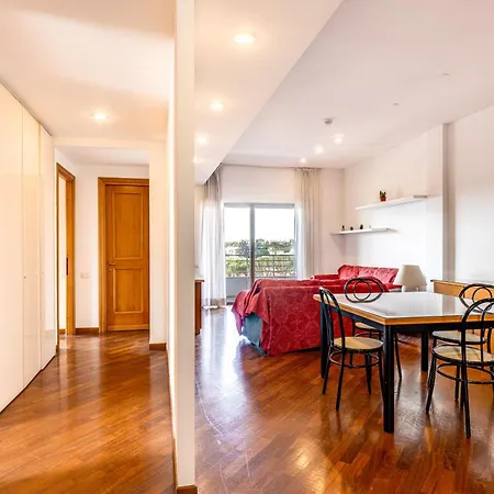 Bright With A View, Pool And Parking *