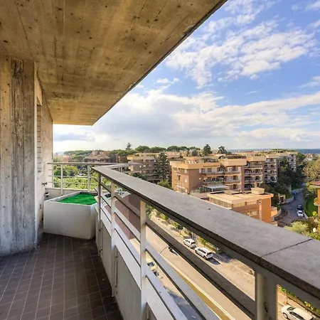 Bright With A View, Pool And Parking Lejlighed Rom