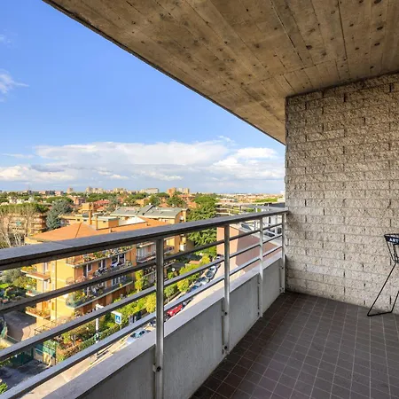 Bright With A View, Pool And Parking Daire