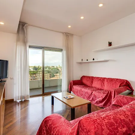 Bright With A View, Pool And Parking Daire