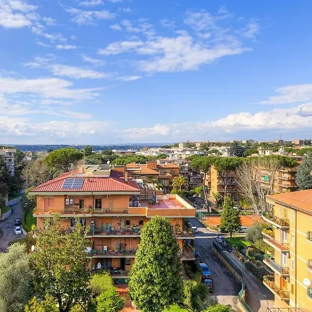 Daire Bright With A View, Pool And Parking *