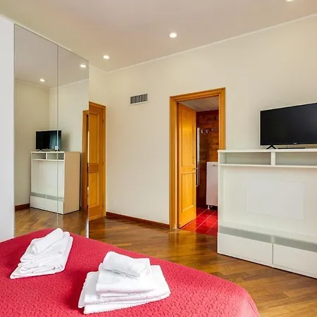 Bright With A View, Pool And Parking Daire
