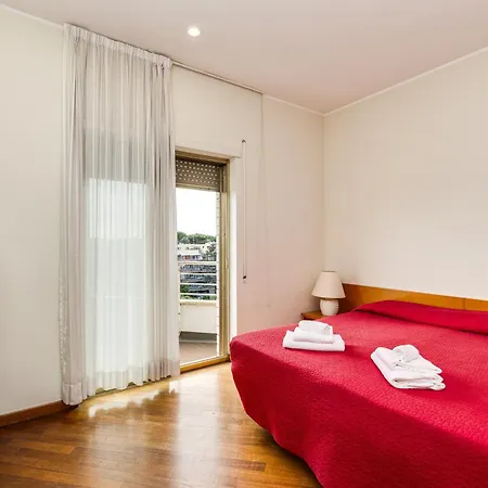 Lejlighed Bright With A View, Pool And Parking Rom